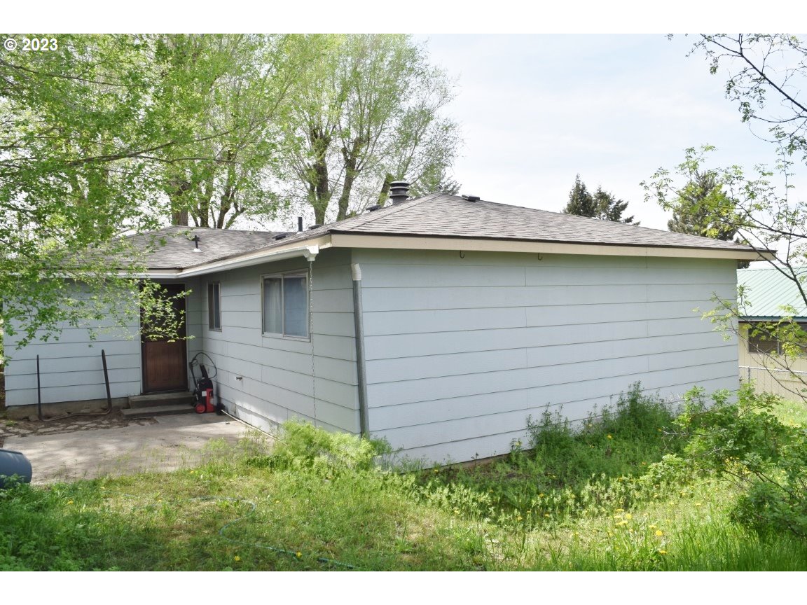 714 Southwest 14th Street Pendleton, OR 97801 - Photo 3 of 18 a view of a backyard with plants
