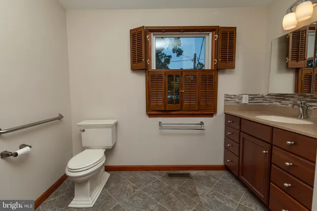 a view of an empty room with wooden floor and closet