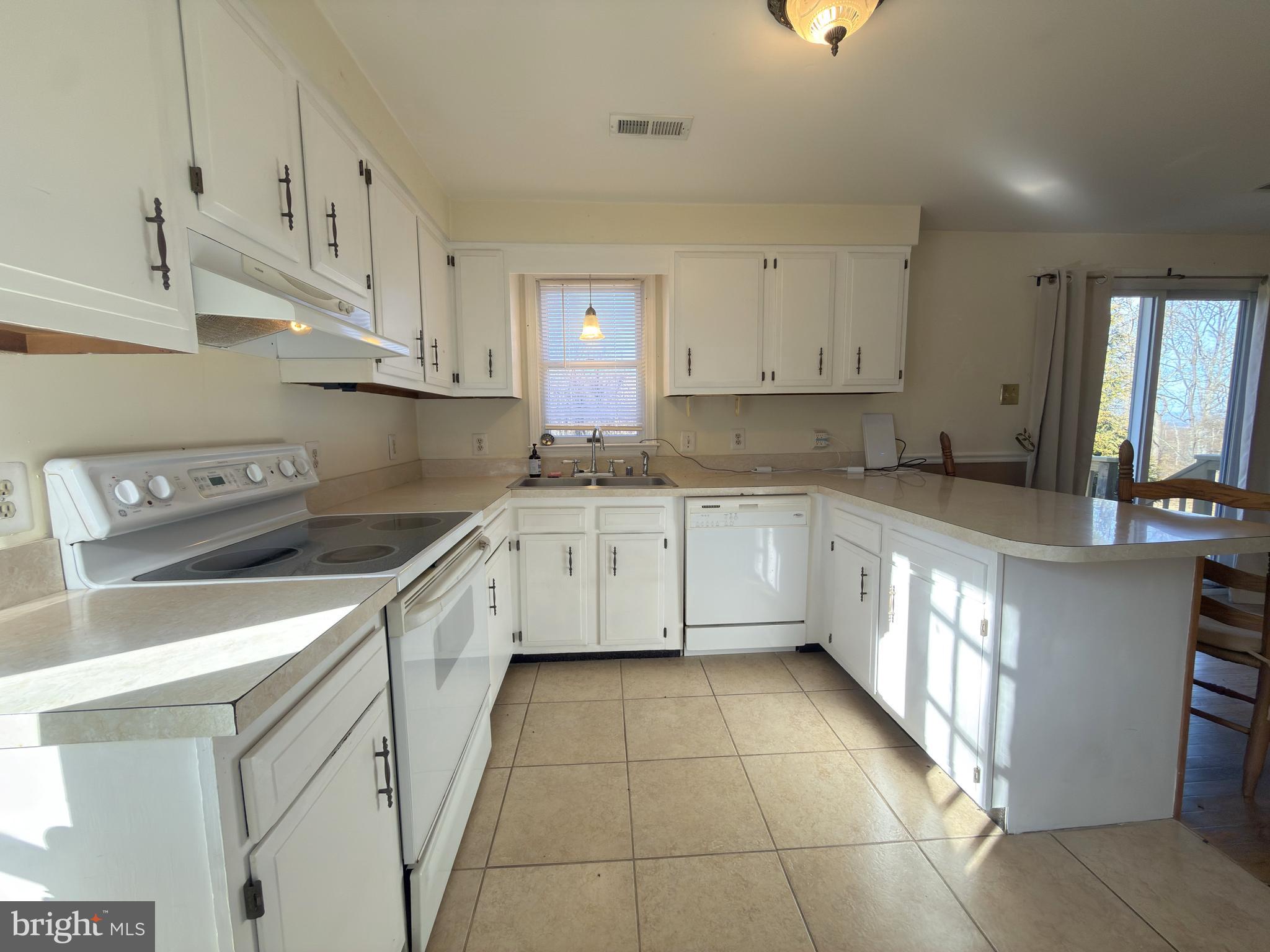 18077 Raven Rocks Road Bluemont, VA 20135 - Photo 8 of 25 18077 RAVEN ROCKS RD Kitchen