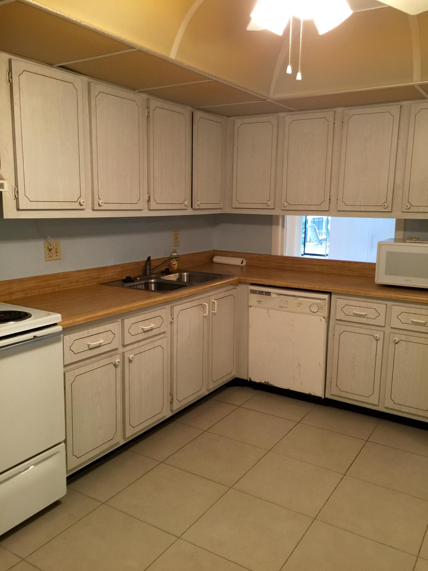 1627 Riverview Road, Unit 514 Deerfield Beach, FL 33441 - Photo 24 of 40 Large Kitchen