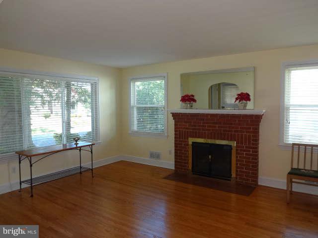 130 Sumner Road Annapolis, MD 21401 - Photo 9 of 21 Living Room