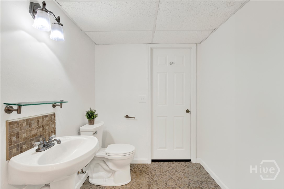 5 Rigger Court Savannah, GA 31410 - Photo 25 of 32 Lower level bath