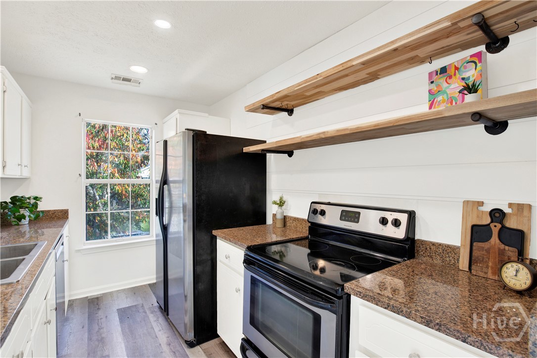 5 Rigger Court Savannah, GA 31410 - Photo 8 of 32 Galley Kitchen