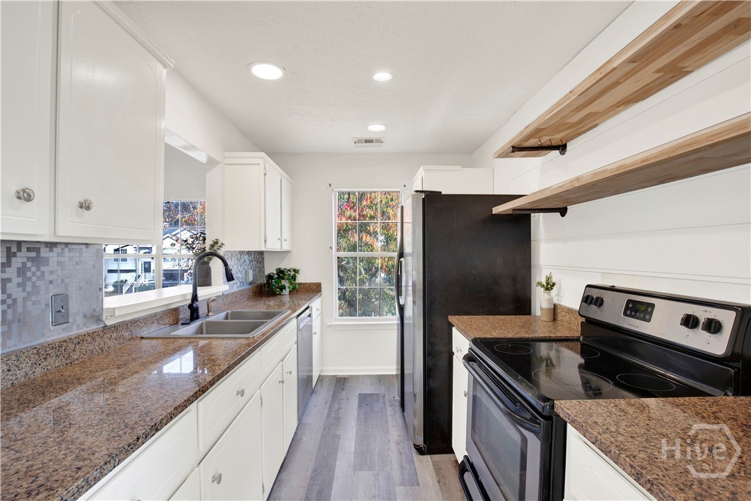 5 Rigger Court Savannah, GA 31410 - Photo 9 of 32 Galley Kitchen