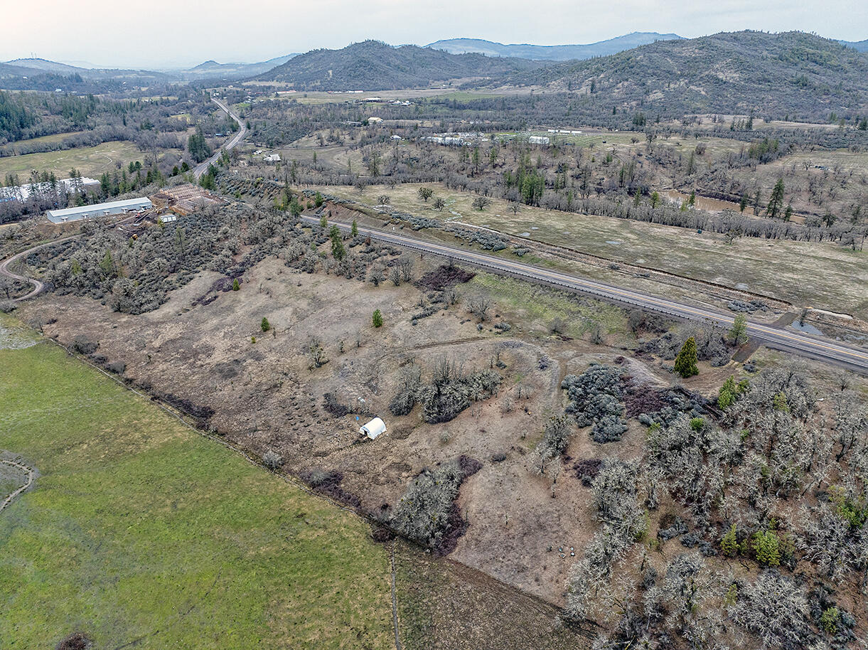 13546 Highway 140 Eagle Point, OR 97524 - Photo 11 of 24 a view of city view and mountain view