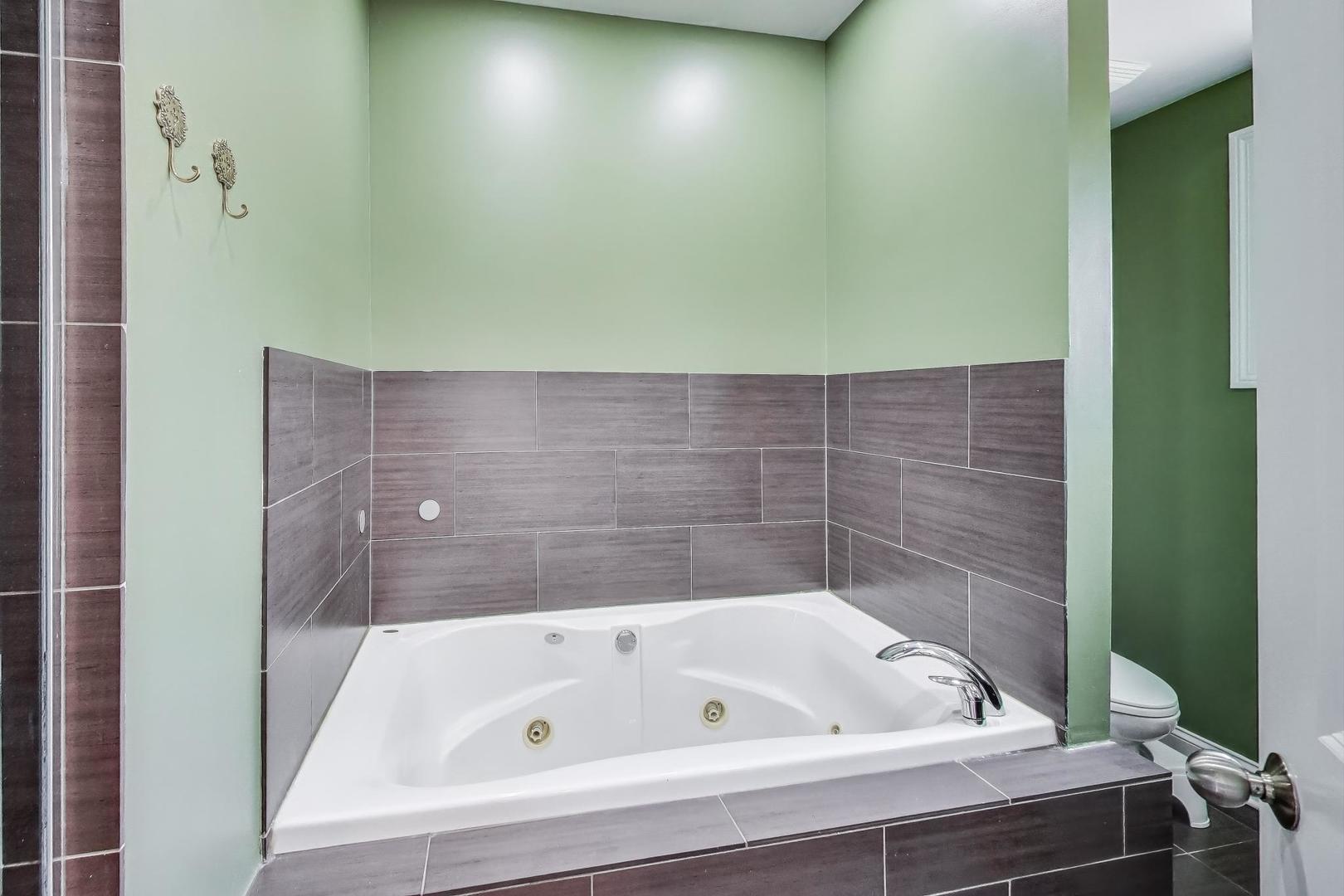 2120 West Rice Street, Unit 3 Chicago, IL 60622 - Photo 18 of 28 a bathroom with a bathtub