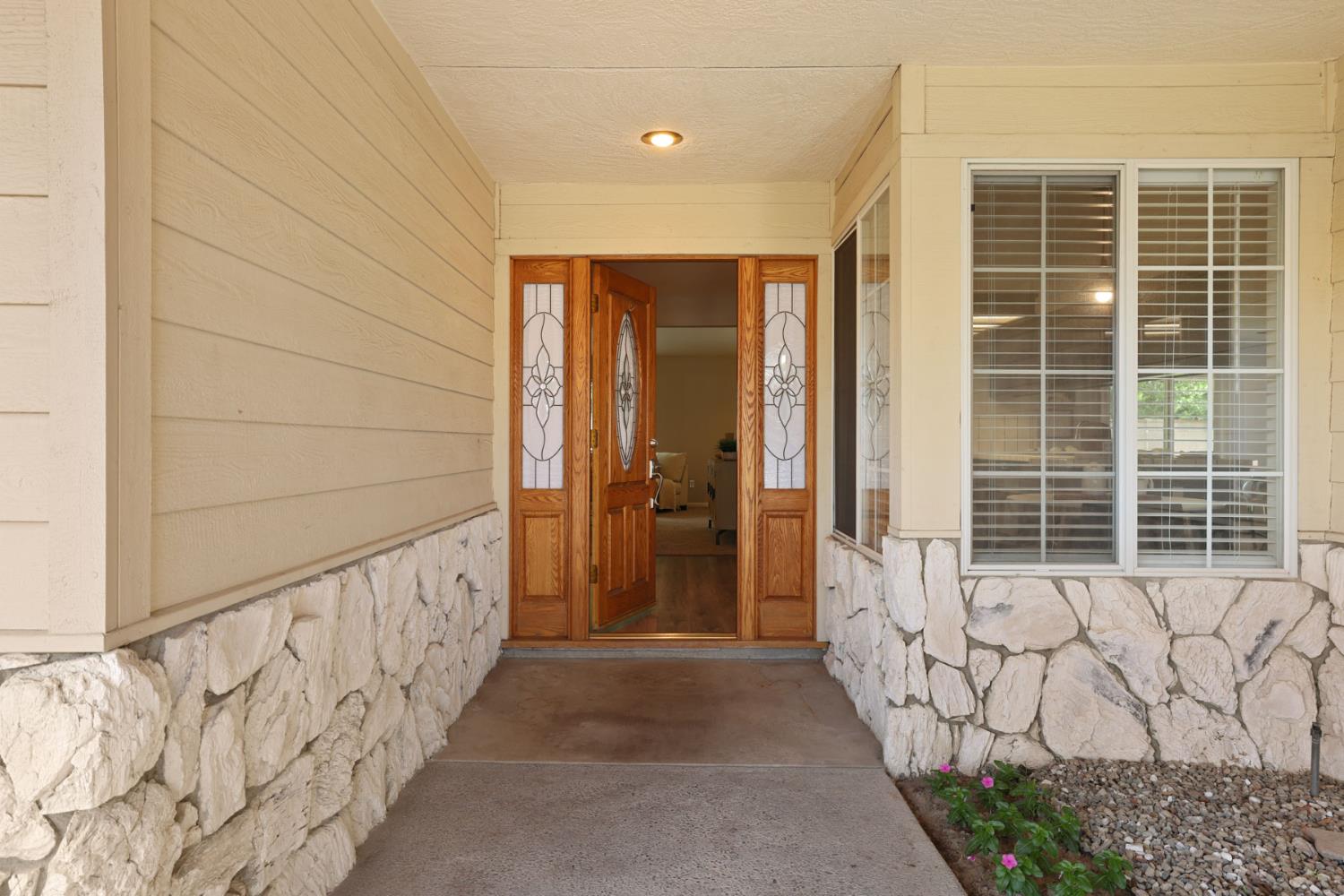 924 East Milgeo Avenue Ripon, CA 95366 - Photo 4 of 33