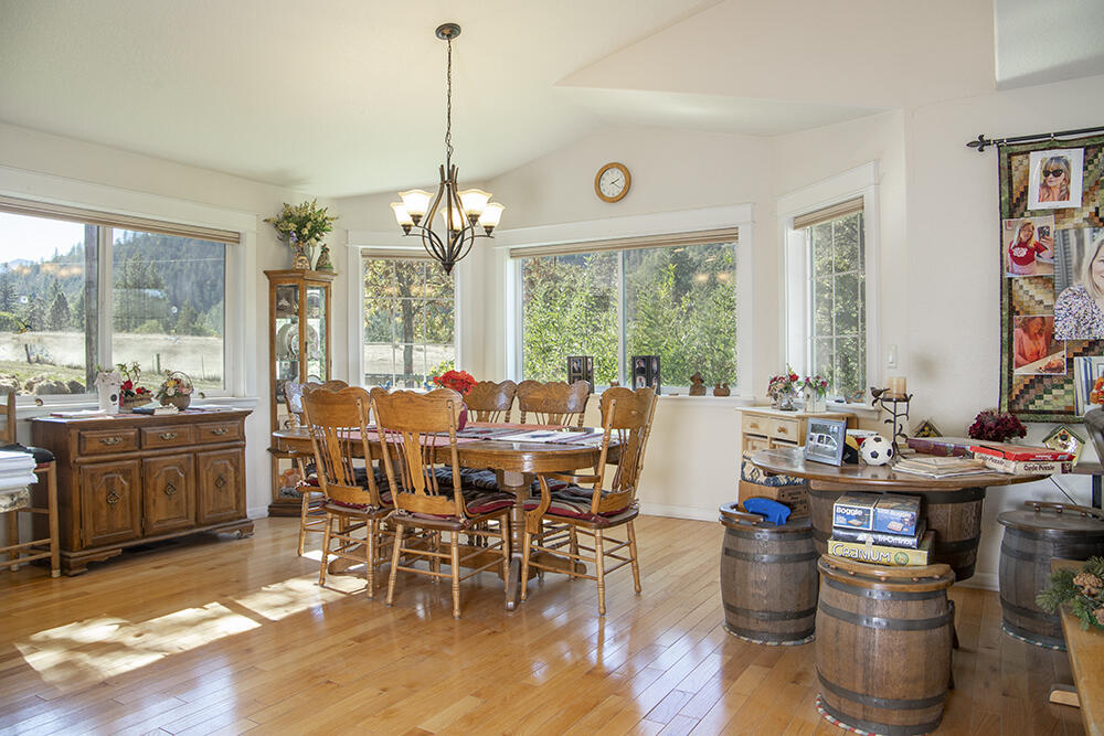 165 Hogan Road Jacksonville, OR 97530 - Photo 11 of 56 11