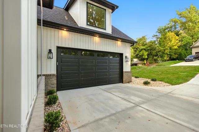 $819,900 | 238 Gadusi Way, Loudon, TN 37774