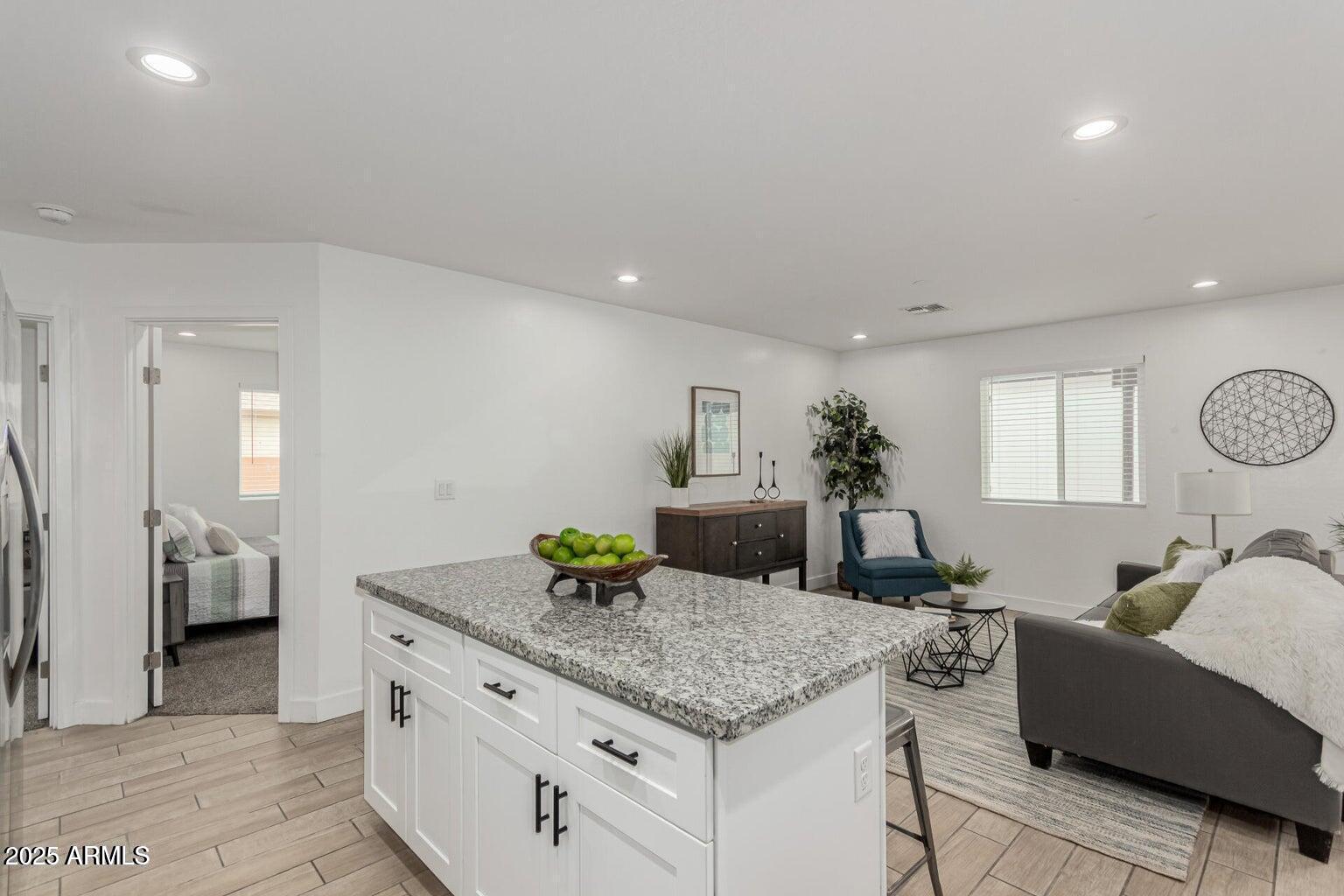 2210 East Alta Vista Road Phoenix, AZ 85042 - Photo 4 of 16 20250924203719679233000000-o