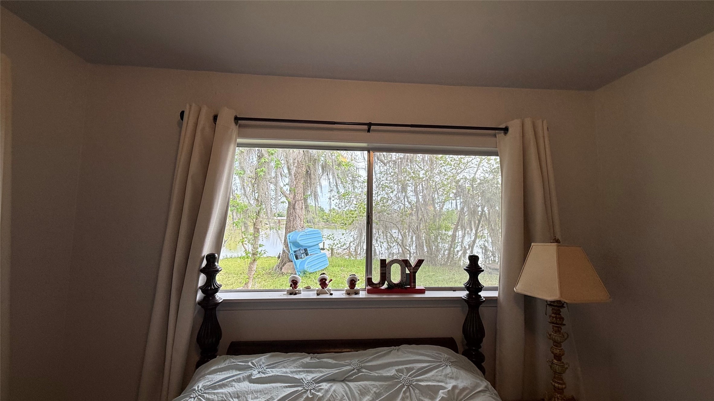 215 Weldon Livingston, TX 77351 - Photo 18 of 22 a room that has a bed and a window in it