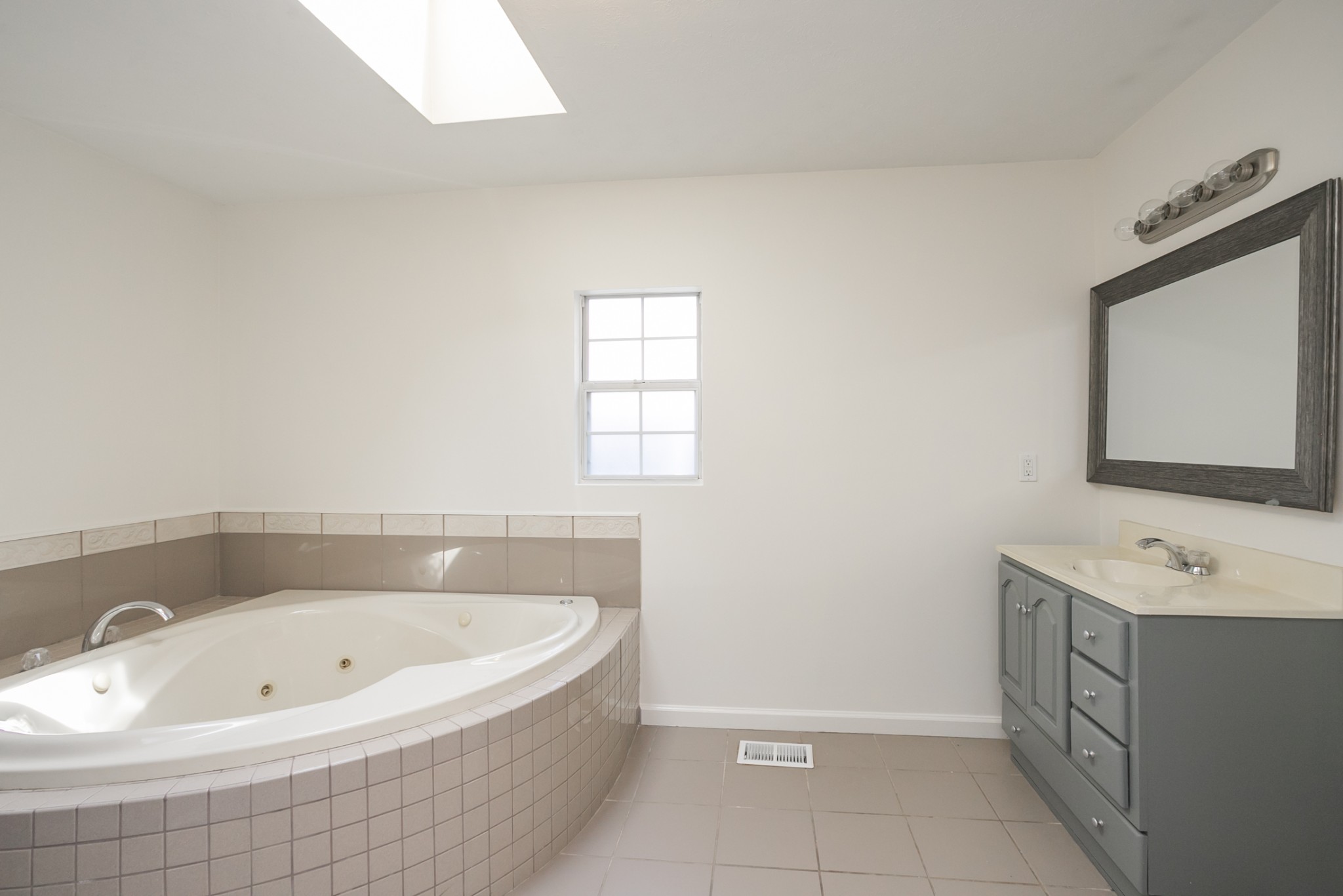 1720 Hanover Road, Unit B Nashville, TN 37216 - Photo 8 of 25 a bathroom with a bathtub sink and mirror