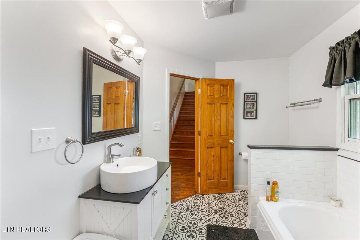 102 Cutter Gap Road Townsend, TN 37882 - Photo 29 of 56 20-1st Bath A2