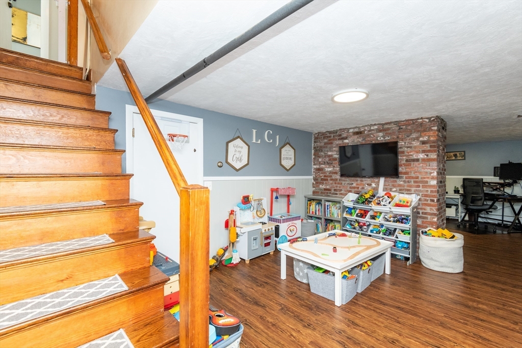 19 Longbow Road Lynnfield, MA 01940 - Photo 30 of 41 a living room with furniture and a flat screen tv