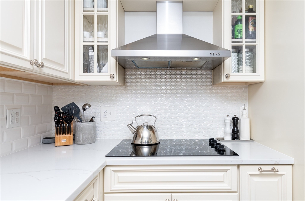 19 Longbow Road Lynnfield, MA 01940 - Photo 9 of 41 a kitchen with a sink and a stove