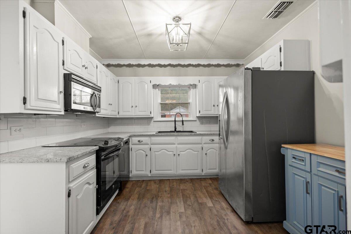 2707 Dudley Road Kilgore, TX 75662 - Photo 10 of 29 a kitchen with stainless steel appliances granite countertop a sink stove and refrigerator