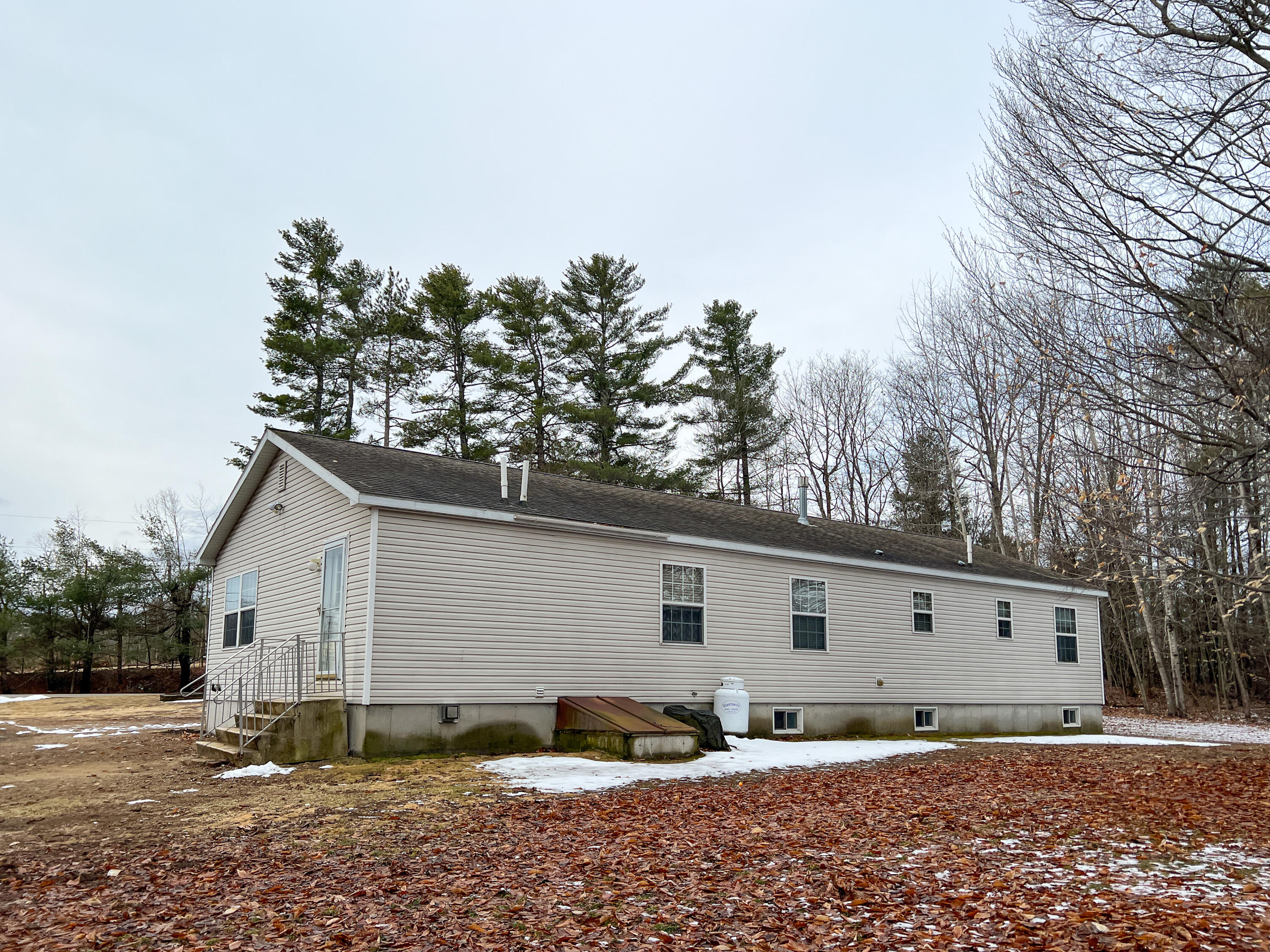8 East Waterman Road Auburn, ME 04210 - Photo 7 of 42 20250401_123430386_iOS