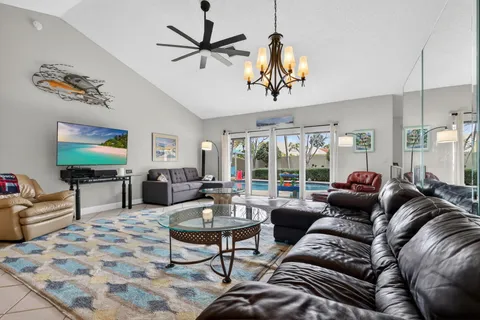 $569,900 | 5875 Sun Pointe Circle, Boynton Beach, FL 33437