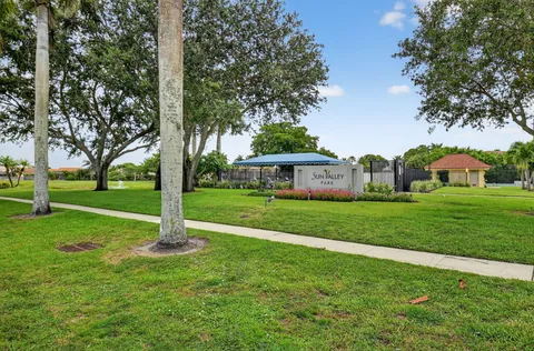 $569,900 | 5875 Sun Pointe Circle, Boynton Beach, FL 33437