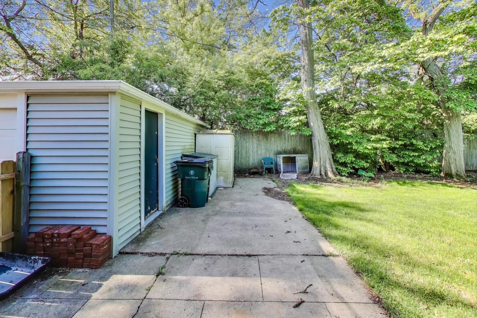 600 Long Road Glenview, IL 60025 - Photo 29 of 33 a view of a back yard of the house