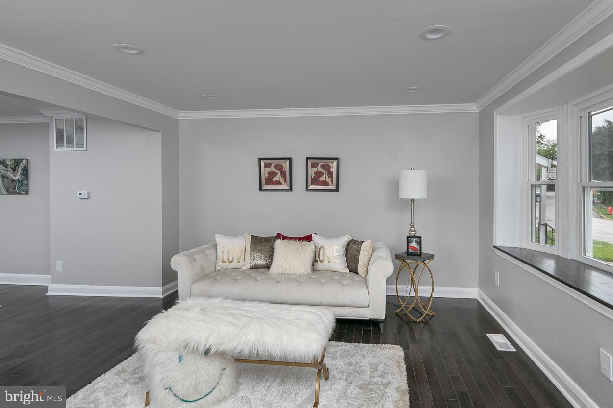 5719 Edgepark Road Baltimore, MD 21239 - Photo 11 of 24 Living Room