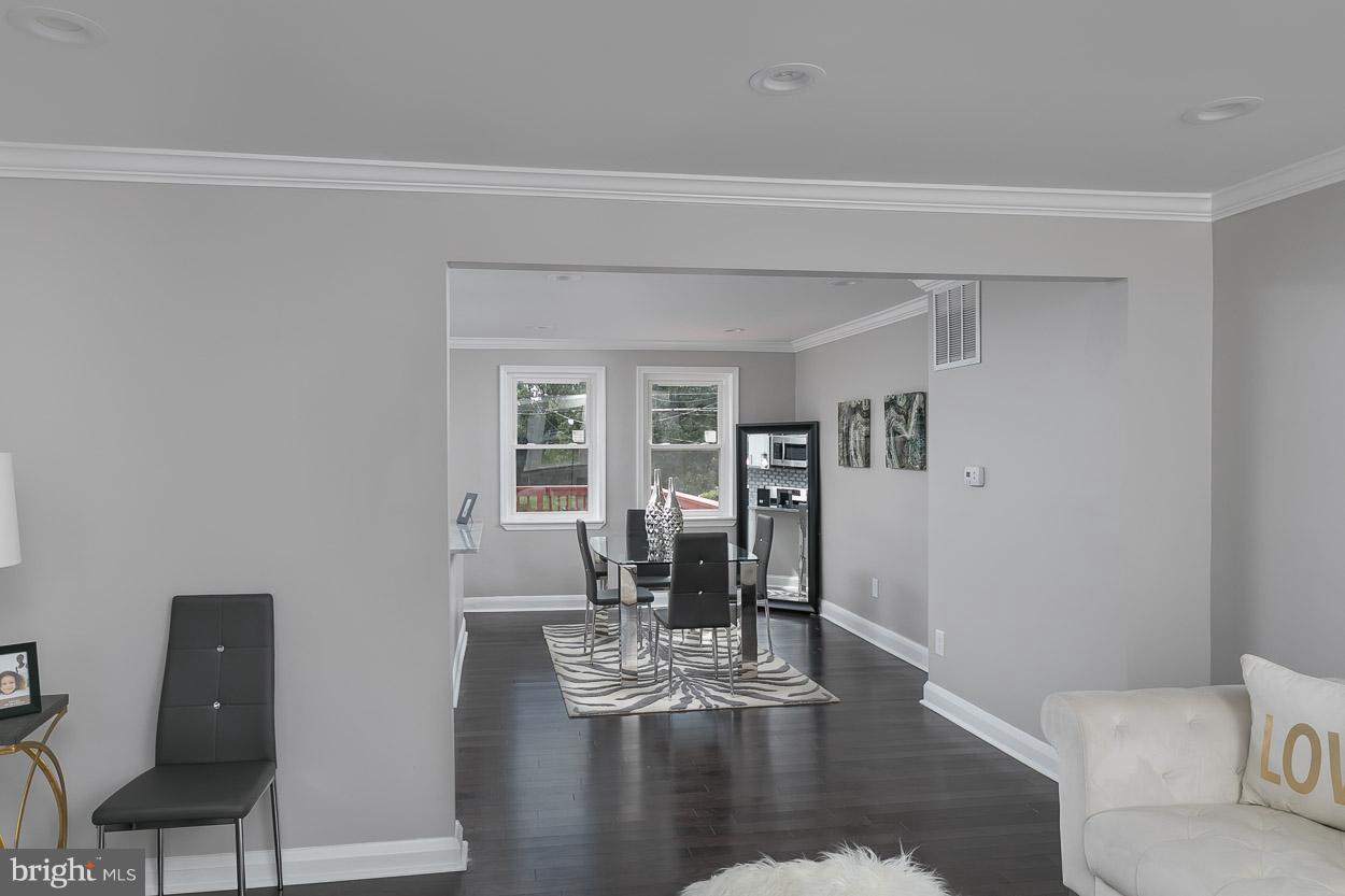5719 Edgepark Road Baltimore, MD 21239 - Photo 12 of 24 Living Room