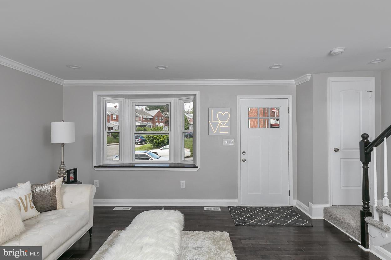 5719 Edgepark Road Baltimore, MD 21239 - Photo 8 of 24 Living Room