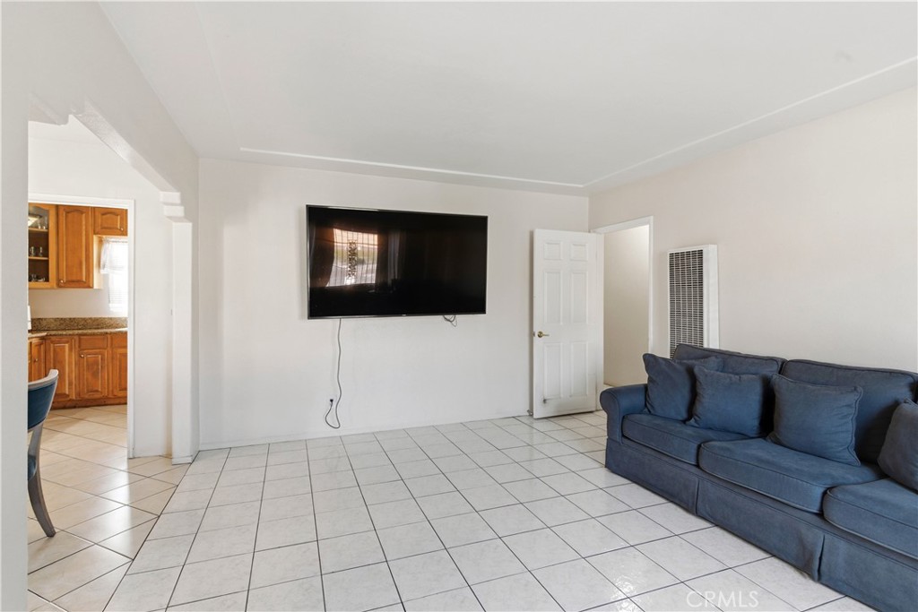 10731 Wright Road South Gate, CA 90280 - Photo 6 of 35 Living Room