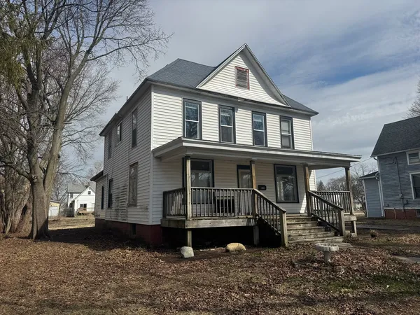 a view of house with a yard