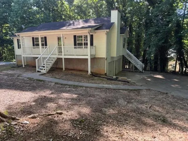 a view of a house with a yard