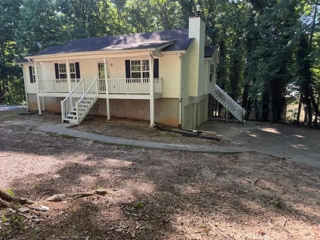 a view of a house with a yard