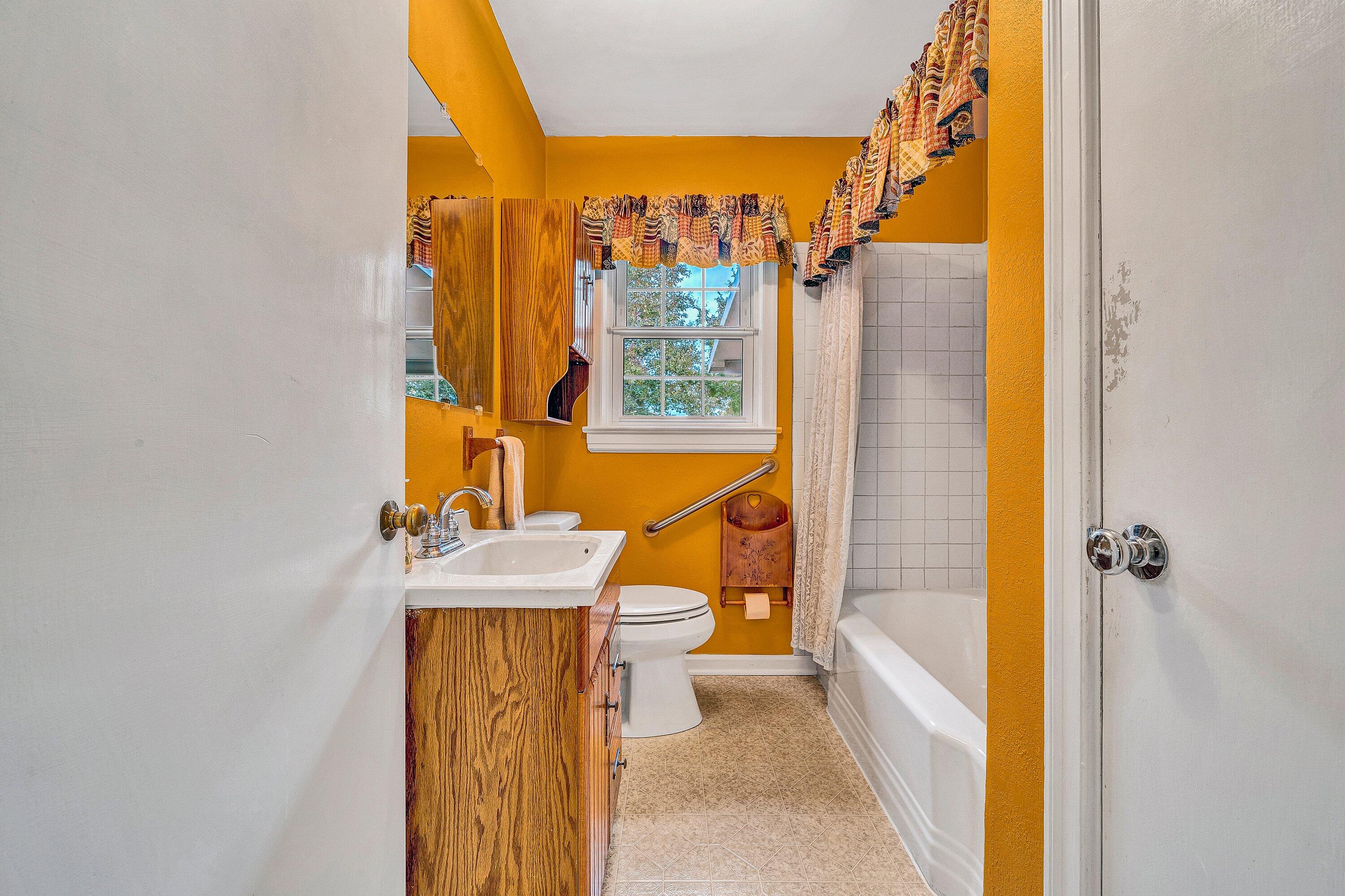 1138 Highland Road Salem, VA 24153 - Photo 17 of 32 Main Bath