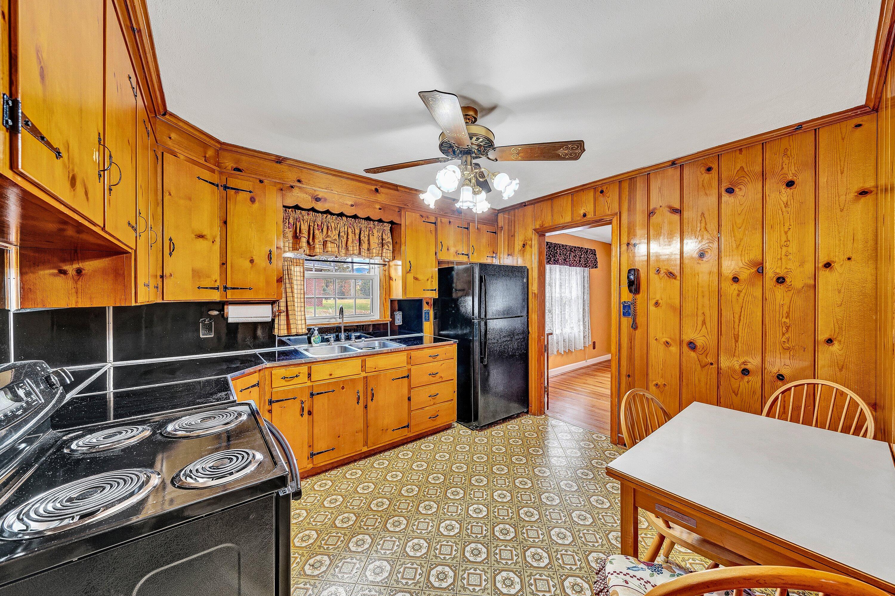 1138 Highland Road Salem, VA 24153 - Photo 8 of 32 Kitchen
