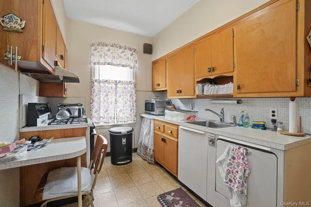 $1,199,000 | 70-49 66th Place | Glendale