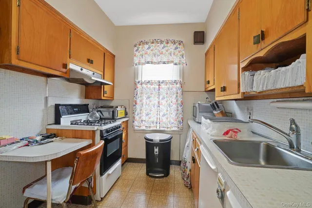 $1,199,000 | 70-49 66th Place | Glendale