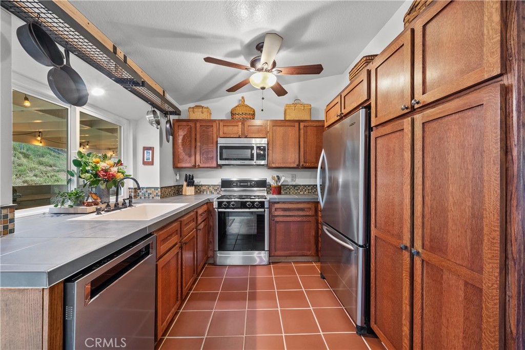 22429 Paragon Drive Saugus, CA 91350 - Photo 11 of 28