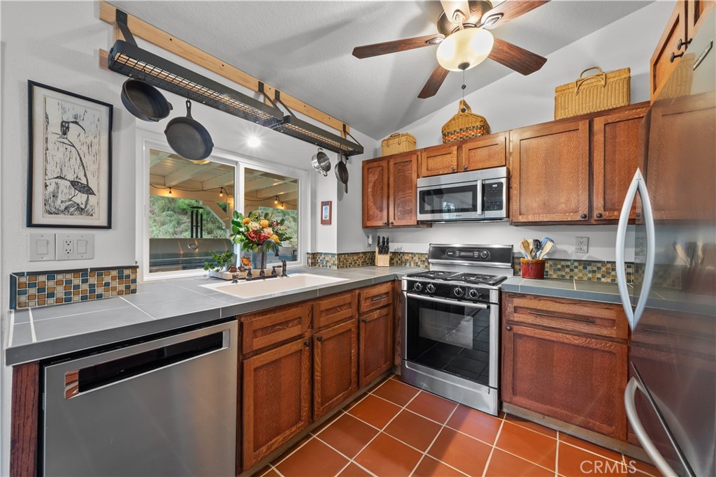 22429 Paragon Drive Saugus, CA 91350 - Photo 12 of 28