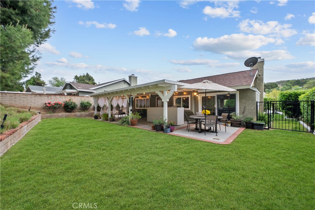 22429 Paragon Drive Saugus, CA 91350 - Photo 24 of 28 grass has been digitally enhanced