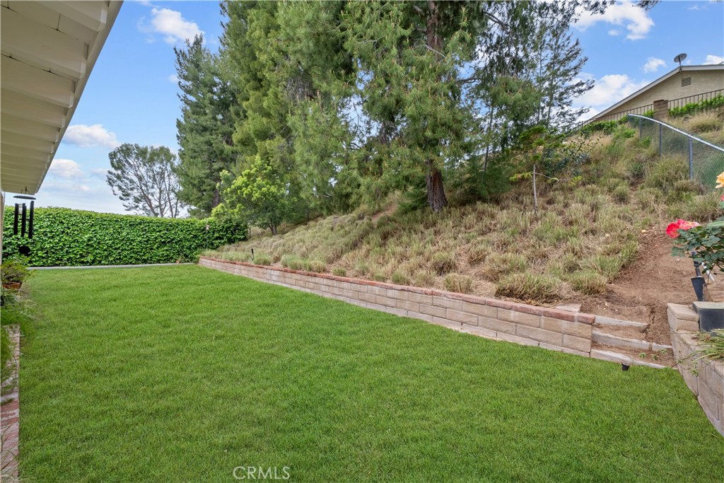 22429 Paragon Drive Saugus, CA 91350 - Photo 25 of 28 grass has been digitally enhanced