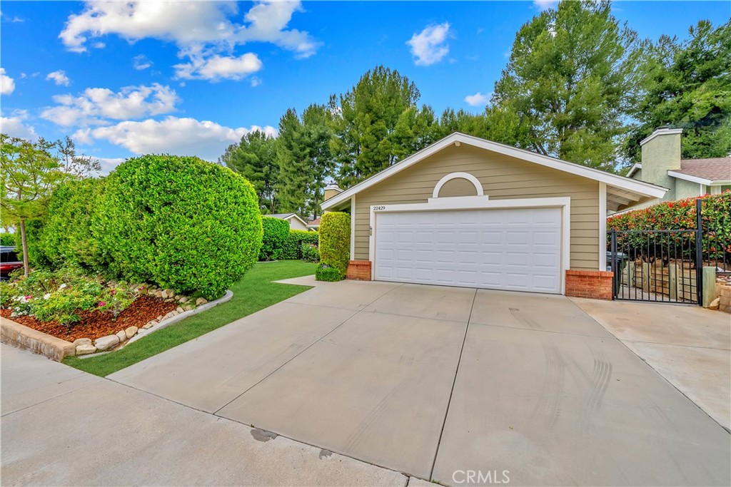 22429 Paragon Drive Saugus, CA 91350 - Photo 26 of 28 grass has been digitally enhanced