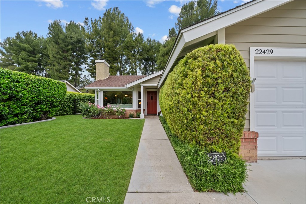 22429 Paragon Drive Saugus, CA 91350 - Photo 27 of 28 grass has been digitally enhanced