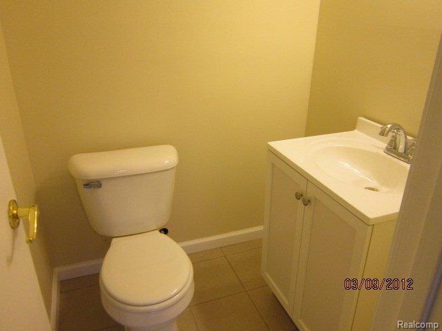 1789 June Avenue Rochester, MI 48309 - Photo 8 of 17 master full bath.jpg