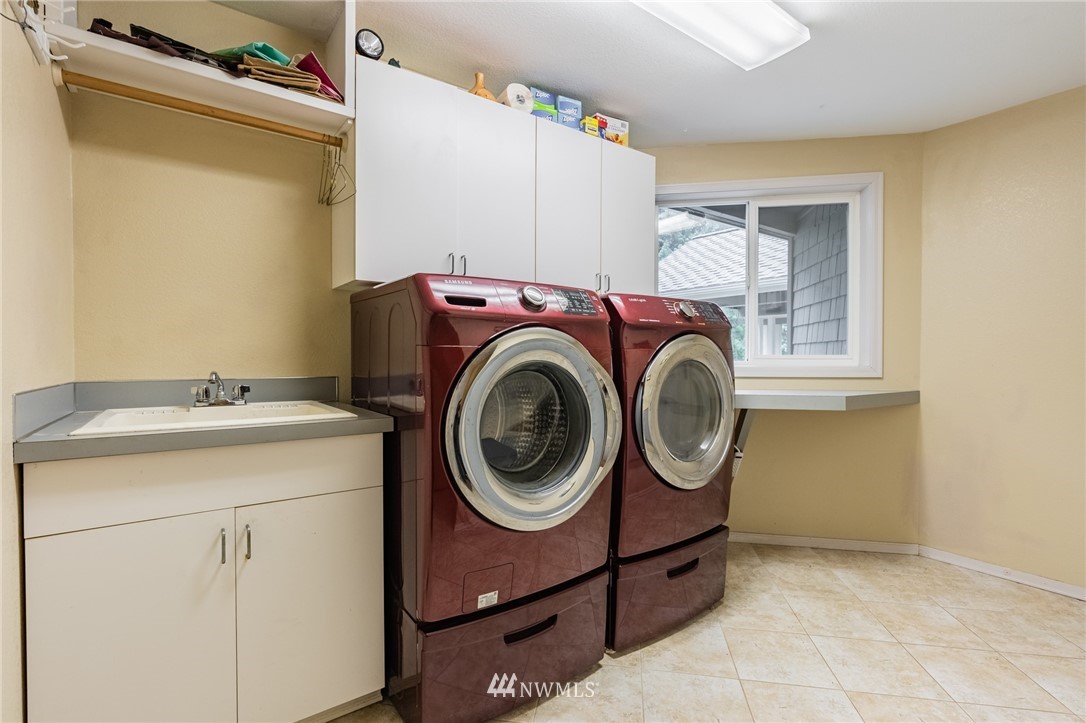 5524 Knight Road Bellingham, WA 98226 - Photo 17 of 34 a utility room with dryer and washer