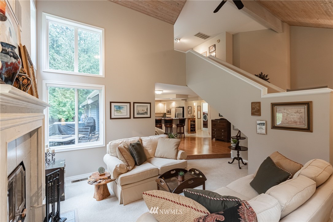 5524 Knight Road Bellingham, WA 98226 - Photo 18 of 34 a living room with furniture and a window