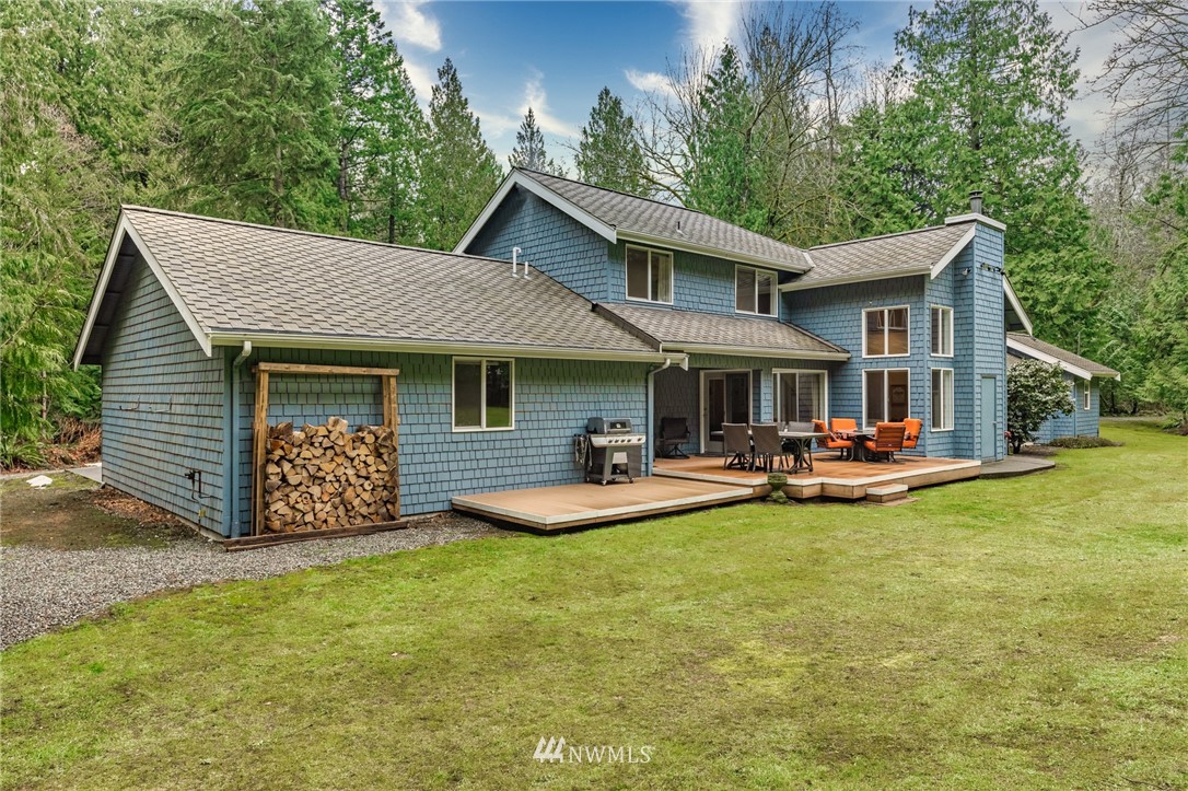 5524 Knight Road Bellingham, WA 98226 - Photo 3 of 34 a front view of a house with garden