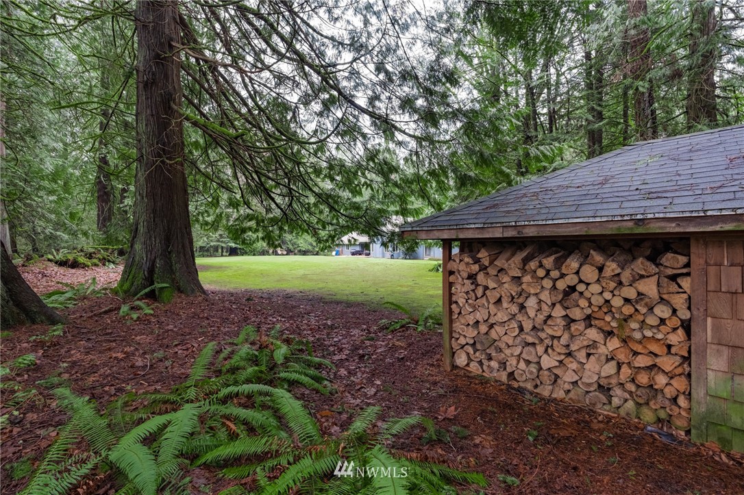 5524 Knight Road Bellingham, WA 98226 - Photo 32 of 34 a view of a backyard with large trees