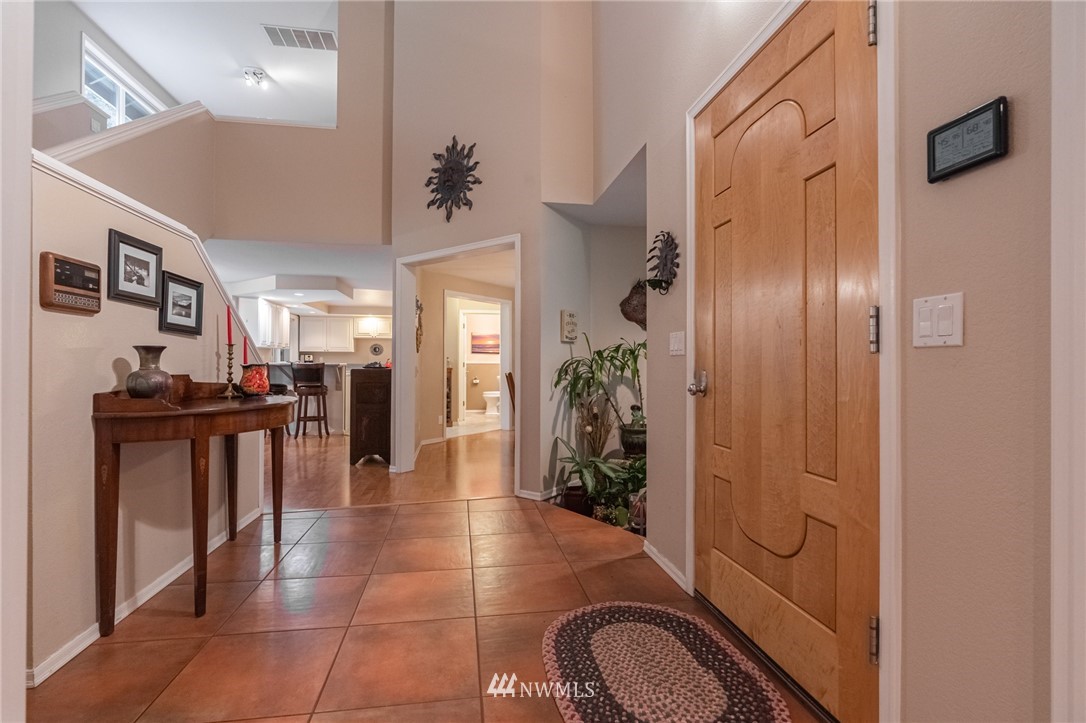 5524 Knight Road Bellingham, WA 98226 - Photo 5 of 34 a view of a hallway with dining area closet and livingroom