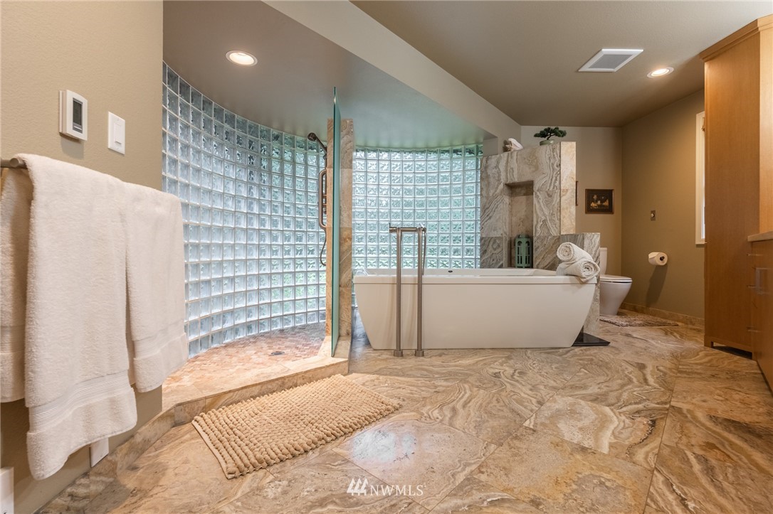 5524 Knight Road Bellingham, WA 98226 - Photo 10 of 34 a bathroom with a bathtub and a shower