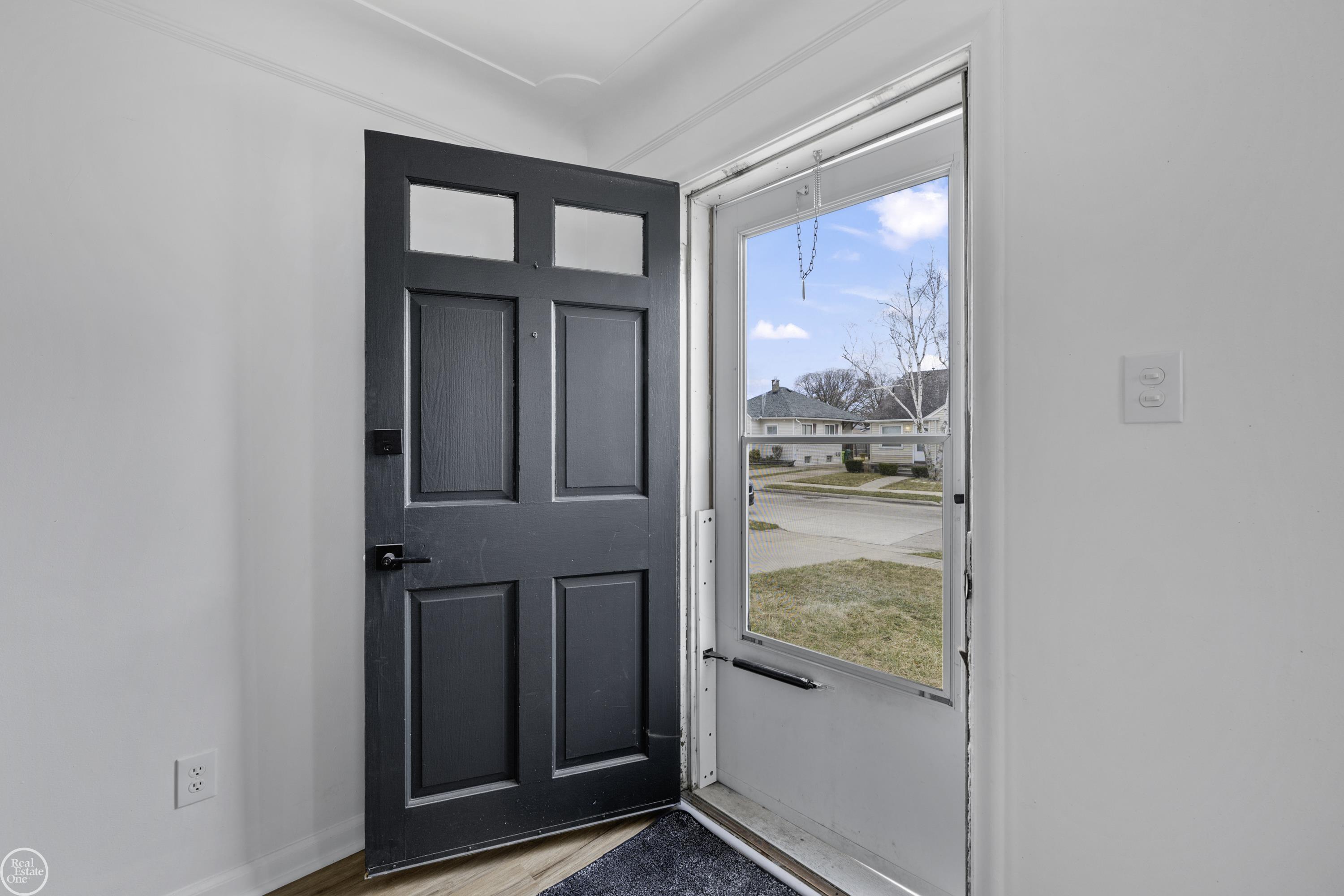 22095 Rausch Avenue Eastpointe, MI 48021 - Photo 4 of 34