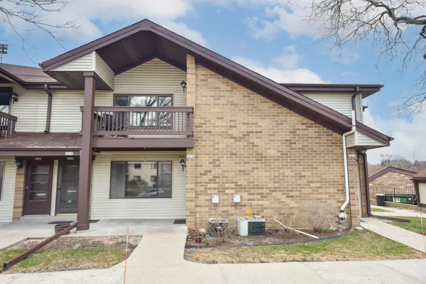 $224,900 | 1612 South Coachlight Drive, New Berlin, WI 53151